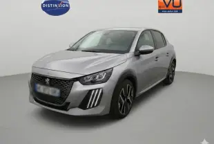 Peugeot 208 Hybrid gris en 3/4 avant droit, avec calandre noire et jantes alliage 17 pouces visibles.