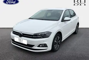 Volkswagen Polo blanc pur vue 3/4 avant droit, avec calandre chromée et jantes alliage noir et argent.