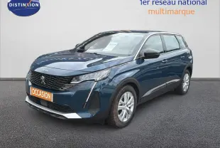 Peugeot 5008 Hybrid bleu Célèbes métal en 3/4 avant droit, avec calandre noire et jantes argentées.