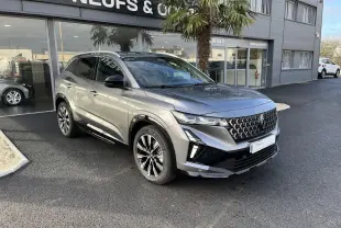 Renault Austral Ph.2 gris schiste en 3/4 avant droit, mettant en valeur sa calandre distinctive et ses jantes alliage bicolores.