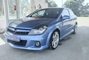 Opel Astra OPC bleu vue 3/4 avant droit, avec jantes alliage et calandre noire ajourée.