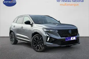 Renault Austral 1.2 E-Tech gris schiste satin avec toit noir étoilé, vue 3/4 avant mettant en valeur la calandre noire et jantes alu.