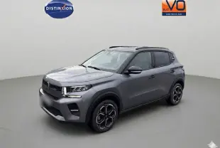 Citroën C3 Turbo gris en 3/4 avant droit, avec jantes alliage 17 pouces et barres de toit visibles.