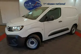 Peugeot Partner blanc vue 3/4 avant droit, fourgon utilitaire avec protections latérales noires et jantes acier.