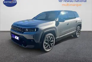Jeep Compass MHEV 145ch Summit gris Yosemite métal avec toit noir, vue 3/4 avant droit, roues alliage noires et argentées.