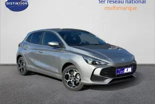 Vue 3/4 avant d'une MG3 1.5 Hybrid+ 195ch Luxury Cosmic Silver métallisé avec jantes alu et calandre noire.