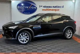 Profil côté gauche d'un SUV CUPRA Formentor noir 2023 avec jantes argentées, dans un showroom intérieur.