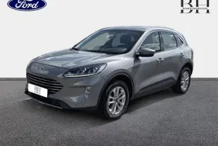 Ford Kuga gris Solar métallisé en vue 3/4 avant droit, avec jantes alu et phares LED distinctifs.