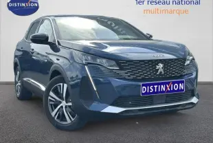 Peugeot 3008 Hybride bleu en 3/4 avant droit, avec calandre distinctive et feux LED verticaux.