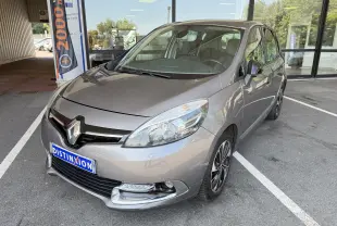 Renault Scenic 1.5 dCi gris cassiopée en 3/4 avant droit, avec jantes alliage et calandre chromée visible.