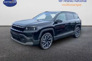 Jeep Compass noir Vulcano métal en 3/4 avant droit, avec jantes bicolores et calandre imposante.