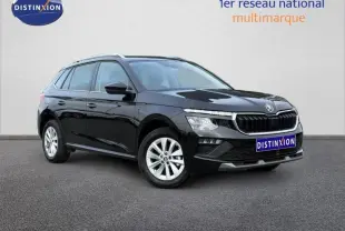 Vue 3/4 avant droite d'un Skoda Kamiq 2024 noir Magic nacré avec calandre distinctive et jantes argentées.