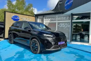 Peugeot 5008 Hybrid noir Perla Nera vue 3/4 avant droit sur parking bleu devant concession Distinxion.