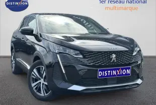 Peugeot 3008 Hybride Rechargeable noir Perla Nera vue 3/4 avant avec calandre distinctive et jantes alu.
