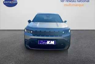 Vue frontale d'un Jeep Compass 2026 gris Yosemite métal avec toit noir, mettant en valeur sa calandre et ses phares LED.