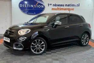Vue de profil droit d'une FIAT 500X noire finition Sport avec jantes alliage et rétroviseurs argentés dans un showroom.