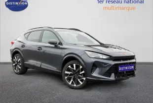 Vue 3/4 avant droite d'une CUPRA Formentor 1.5 eTSI Hybrid 2025 en Gris Graphène personnalisé avec jantes distinctives.