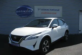 Nissan Qashqai blanc nacré en 3/4 avant droit, avec calandre noire et jantes bicolores distinctives.