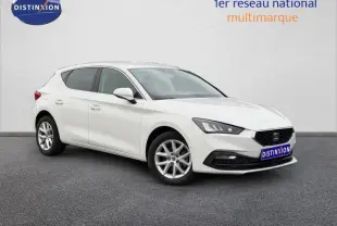 Vue 3/4 avant droite d'une SEAT LEON 2.0 TDI 115ch STYLE XL blanche, avec jantes alliage et calandre noire distinctive.