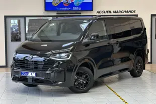 Volkswagen Transporter T7 ProCab noir minuit, vue 3/4 avant avec jantes alliage noir brillant et calandre noire.