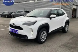 Toyota Yaris Cross blanc pur vue 3/4 avant droit, SUV compact avec protections noires sur les passages de roues.