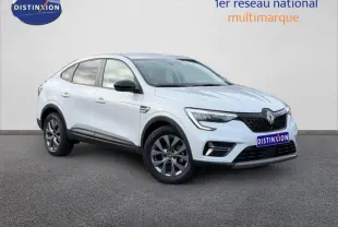 Renault Arkana blanc en vue 3/4 avant droit, avec calandre noire et jantes alliage foncé, sur fond neutre.