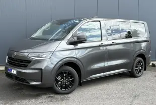 Volkswagen Transporter T7 ProCab gris graphite en 3/4 avant droit avec jantes alliage noir brillant.