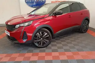 Peugeot 3008 rouge vue 3/4 avant droit, jantes noires et toit noir contrasté dans un showroom.