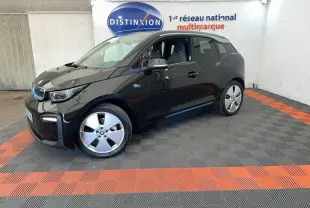 BMW i3 120 Ah noir vue 3/4 avant droit, avec jantes spécifiques et logo bleu électrique sur calandre.