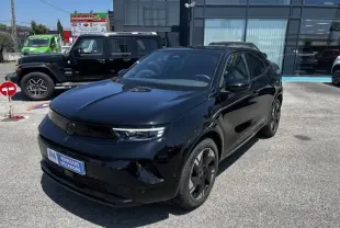 Opel Mokka Electric 156 GS noir vue 3/4 avant droit, avec calandre lisse et jantes spécifiques électriques.