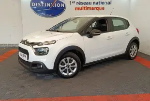 Citroën C3 blanche vue 3/4 avant droit en intérieur, avec phares LED et jantes alliage distinctives.