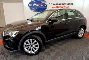 Audi Q3 35 TDI noir vue de profil côté gauche dans un showroom avec logo Distinxion en arrière-plan.