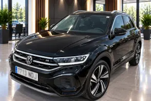 Volkswagen T-Roc 1.5 TSI R-Line noir métal en 3/4 avant droit, avec jantes alliage et calandre spécifique R-Line.