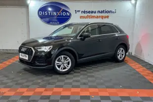 Audi Q3 noir vue 3/4 avant droit en intérieur avec jantes argentées et logo Distinxion en arrière-plan