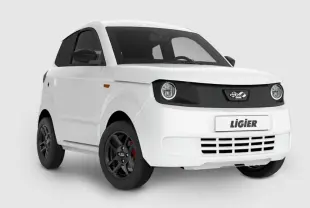 Vue 3/4 avant du Ligier Myli blanc 2026 avec jantes alu noires et calandre noire distinctive.