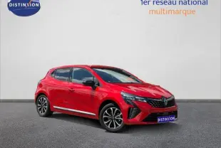 Vue 3/4 avant droite d'une Renault Clio 1.6 E-Tech 145ch full hybrid rouge flamme avec jantes alliage et calandre distinctive.