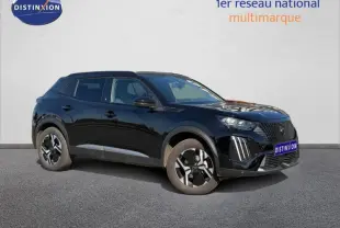Peugeot 2008 noir en 3/4 avant droit, avec jantes alu et feux LED distinctifs, sur fond clair neutre.