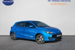 Vue 3/4 avant droite de la MG3 1.5 Hybrid+ 195ch Comfort en Como Blue métallisé sur fond neutre.