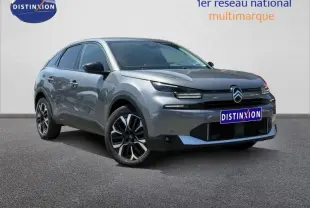 Citroën C4 2025 gris Mercury avec toit noir, vue 3/4 avant mettant en valeur ses phares LED et jantes stylisées.