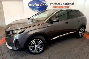 Peugeot 3008 BlueHDi 130 gris foncé en 3/4 avant droit, avec jantes alliage et signature lumineuse verticale LED.