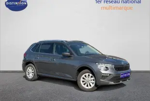 Vue 3/4 avant droite d'un Skoda Kamiq gris graphite métallisé avec jantes alliage et calandre noire.