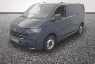 Vue 3/4 avant d'un Volkswagen Transporter bleu 2025 avec jantes acier et vitres teintées côté droit.