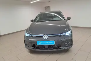 Vue de profil côté gauche d'une Volkswagen Golf 1.5 eHybrid 272 DSG6 GTE gris Urano avec jantes sport et feux arrière allumés.