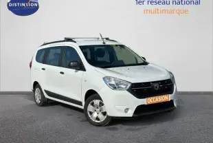 Vue 3/4 avant d'un Dacia Lodgy blanc glacier de 2022 avec calandre noire et jantes alliage, en vente occasion.