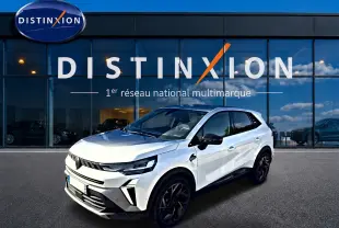 Renault Symbioz blanc nacré en 3/4 avant droit, avec jantes noires et détails noirs contrastants.