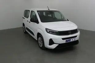 Opel Combo Life blanc en vue 3/4 avant droit, avec calandre noire et protections latérales noires visibles.