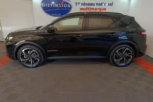 DS7 Crossback E-TENSE 4x4 300 noir, vue profil côté gauche, jantes alliage noires et feux arrière LED allumés.