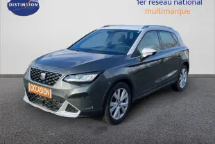 SEAT Arona gris magnétique 3/4 avant droit, avec calandre distinctive et jantes alliage 17 pouces.