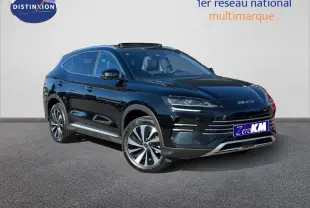 Vue 3/4 avant droite du SUV BYD SEAL U hybride rechargeable en Obsidian Black métallisé, avec jantes alu distinctives.