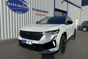 Renault Austral blanc nacré avec toit noir, vue 3/4 avant droit, calandre noire et phares LED distinctifs.